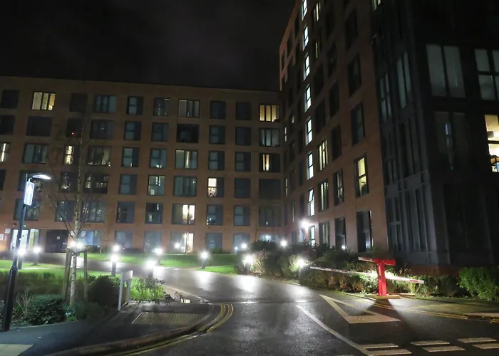 City Centre Serviced Apartment With Free Parking, Netflix And Wifi - Suitable For Contractors And Families - By Noor Luxury Accommodations