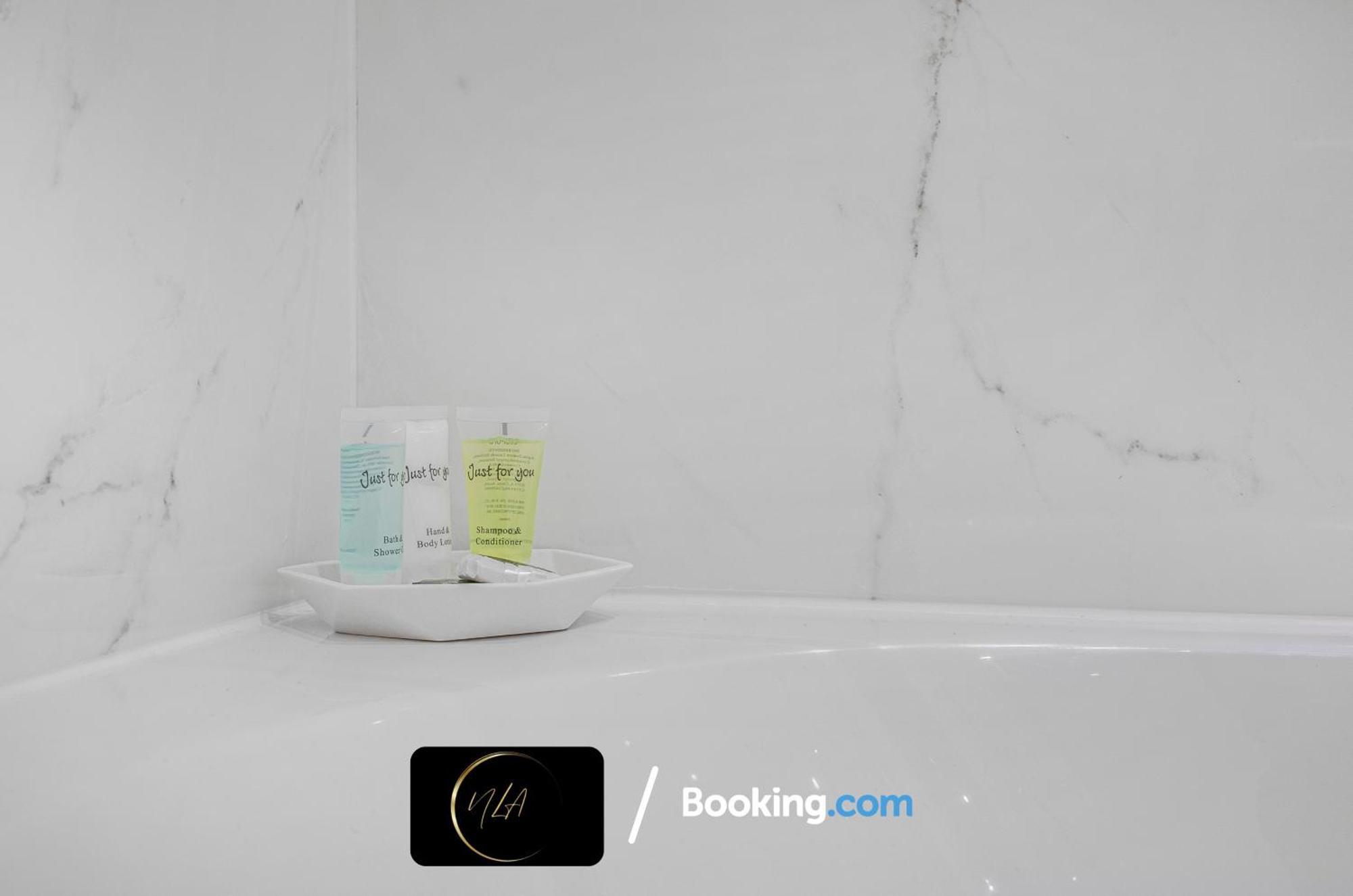 Centre With Free Parking, Netflix And Wifi - Suitable For Contractors And Families - By Noor Luxury Apartment *