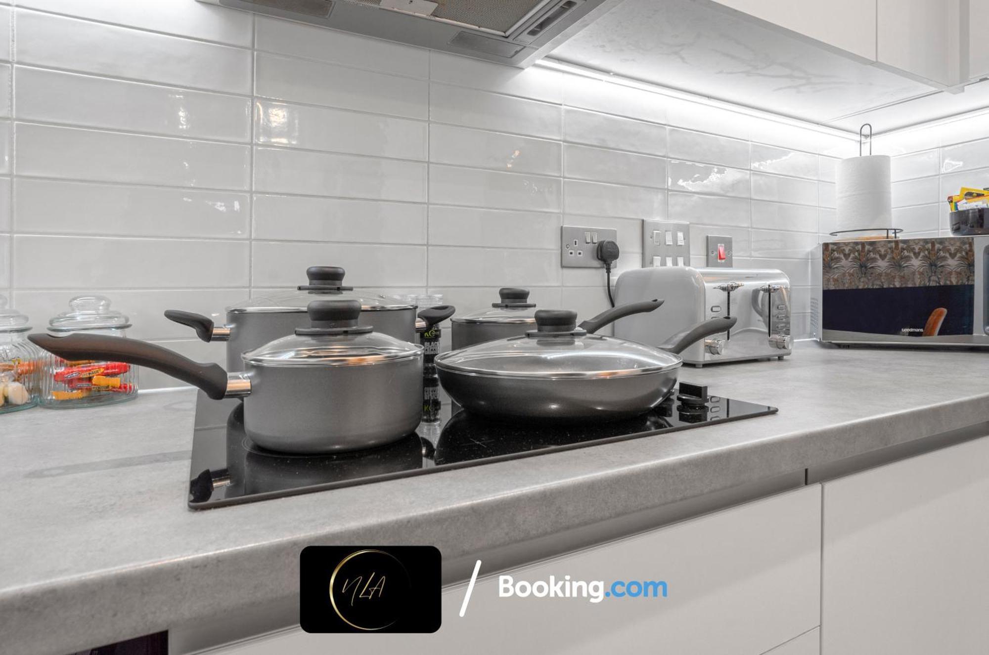 Apartment Centre With Free Parking, Netflix And Wifi - Suitable For Contractors And Families - By Noor Luxury