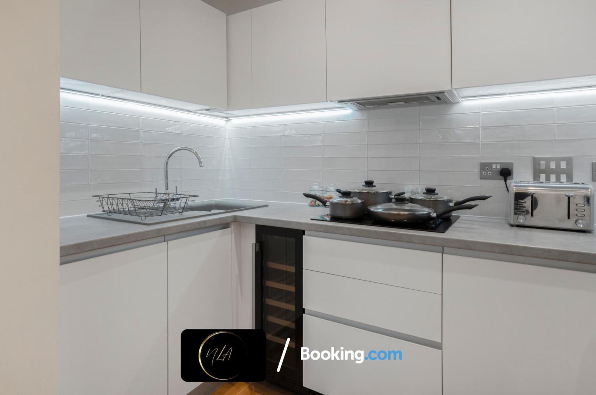Centre With Free Parking, Netflix And Wifi - Suitable For Contractors And Families - By Noor Luxury
