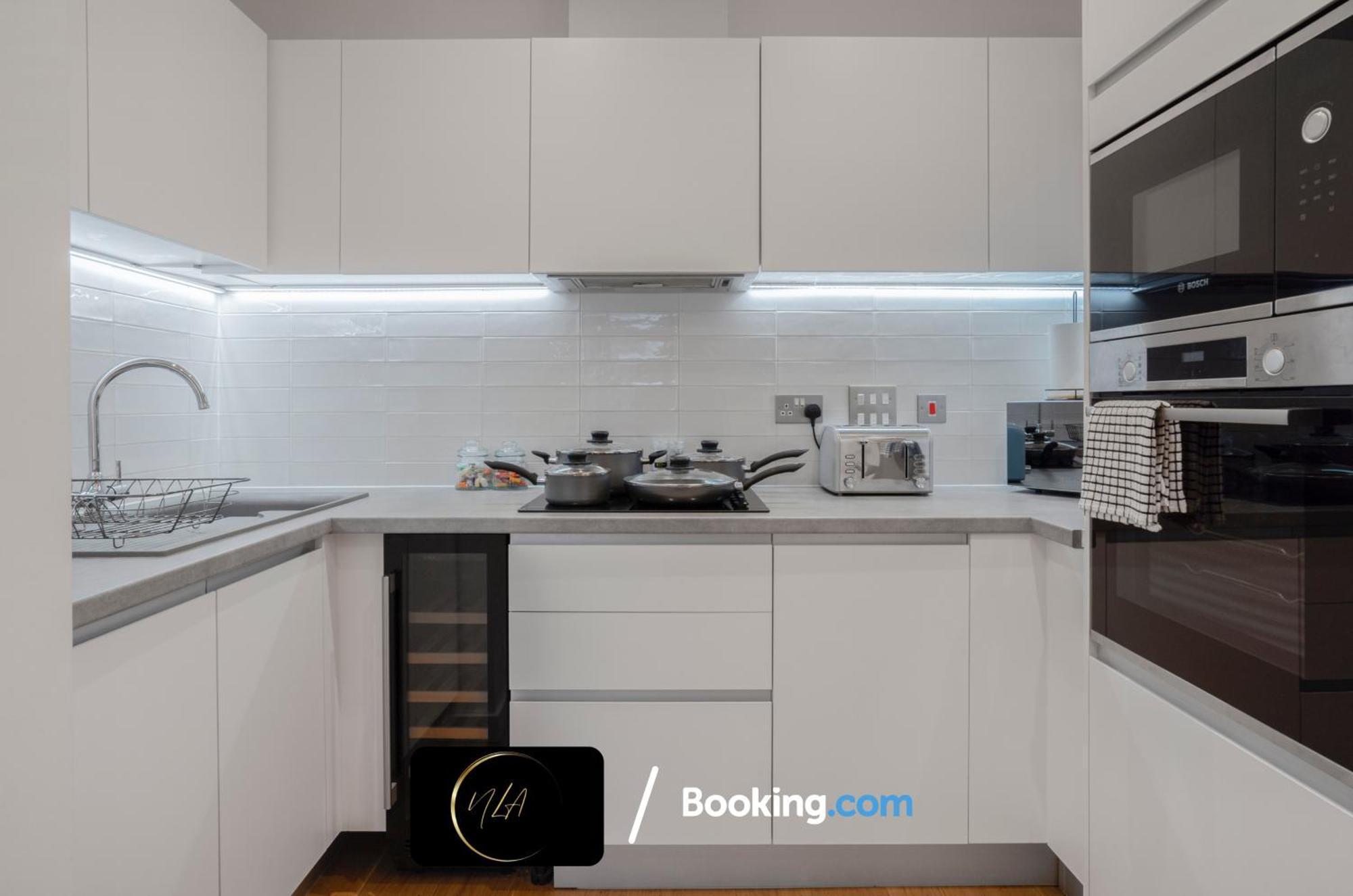 Apartment, Free Gated Parking, 2 Bathrooms, Netflix And Wifi - Suitable For Contractors And Families - By Noor Luxury Appartement *